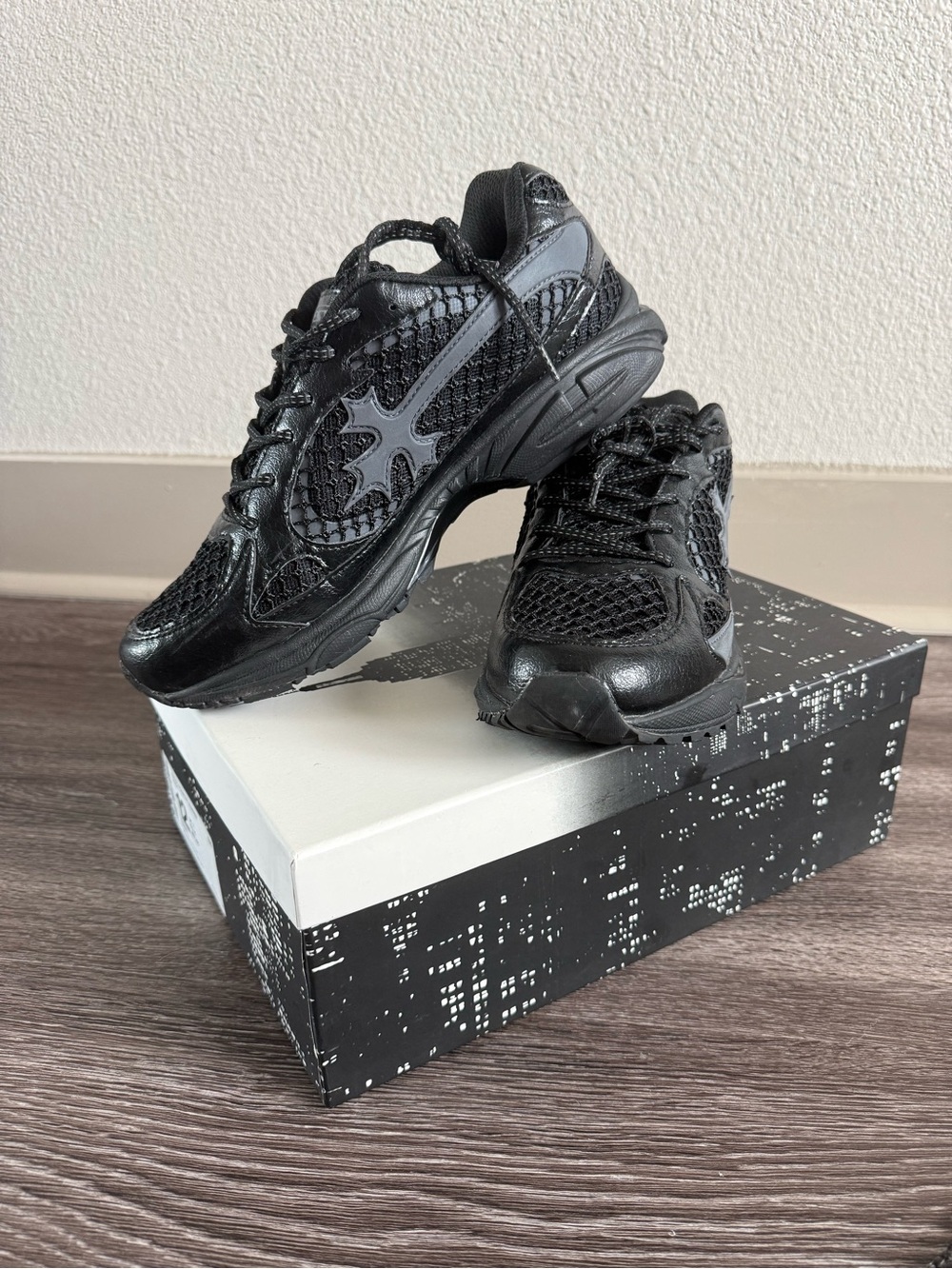 BRAVEST STUDIOS KROSS KOUNTRY RUNNER "TRIPLE BLACK"